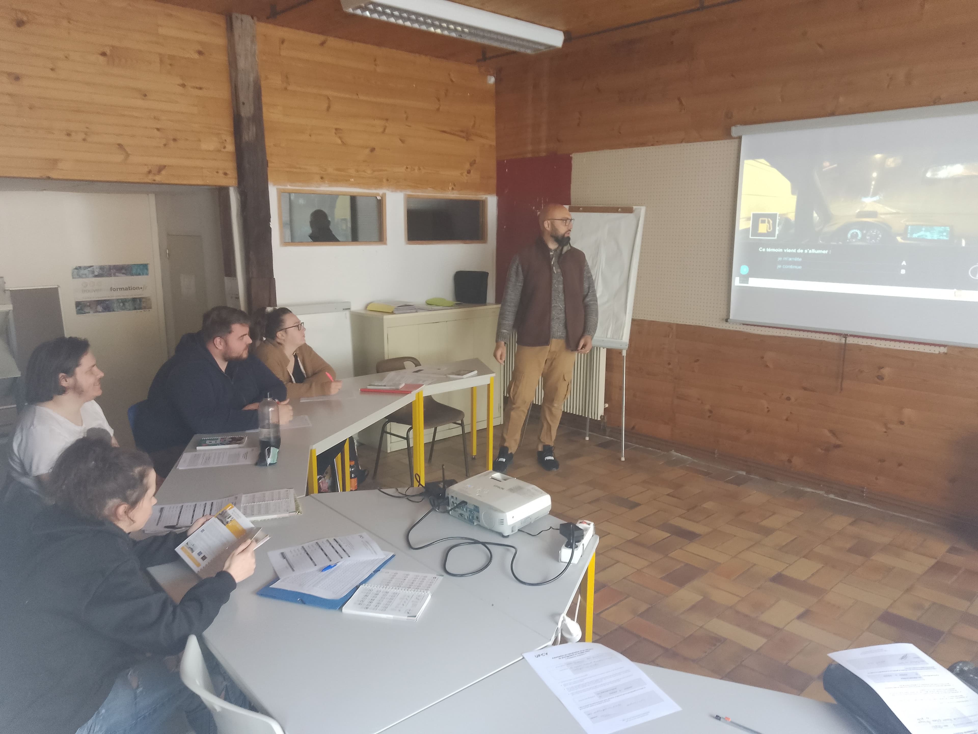 Premiers cours de code de la route à l'UFCV à Mortagne-au-Perche