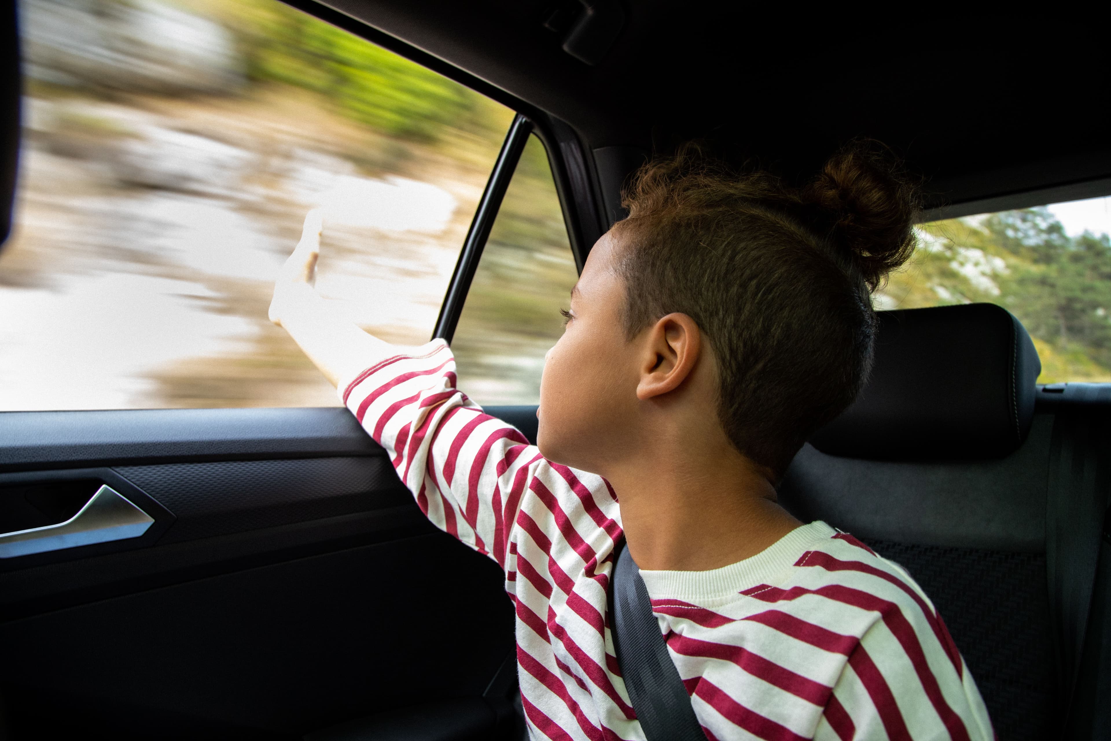 garçon vitre baissé voiture