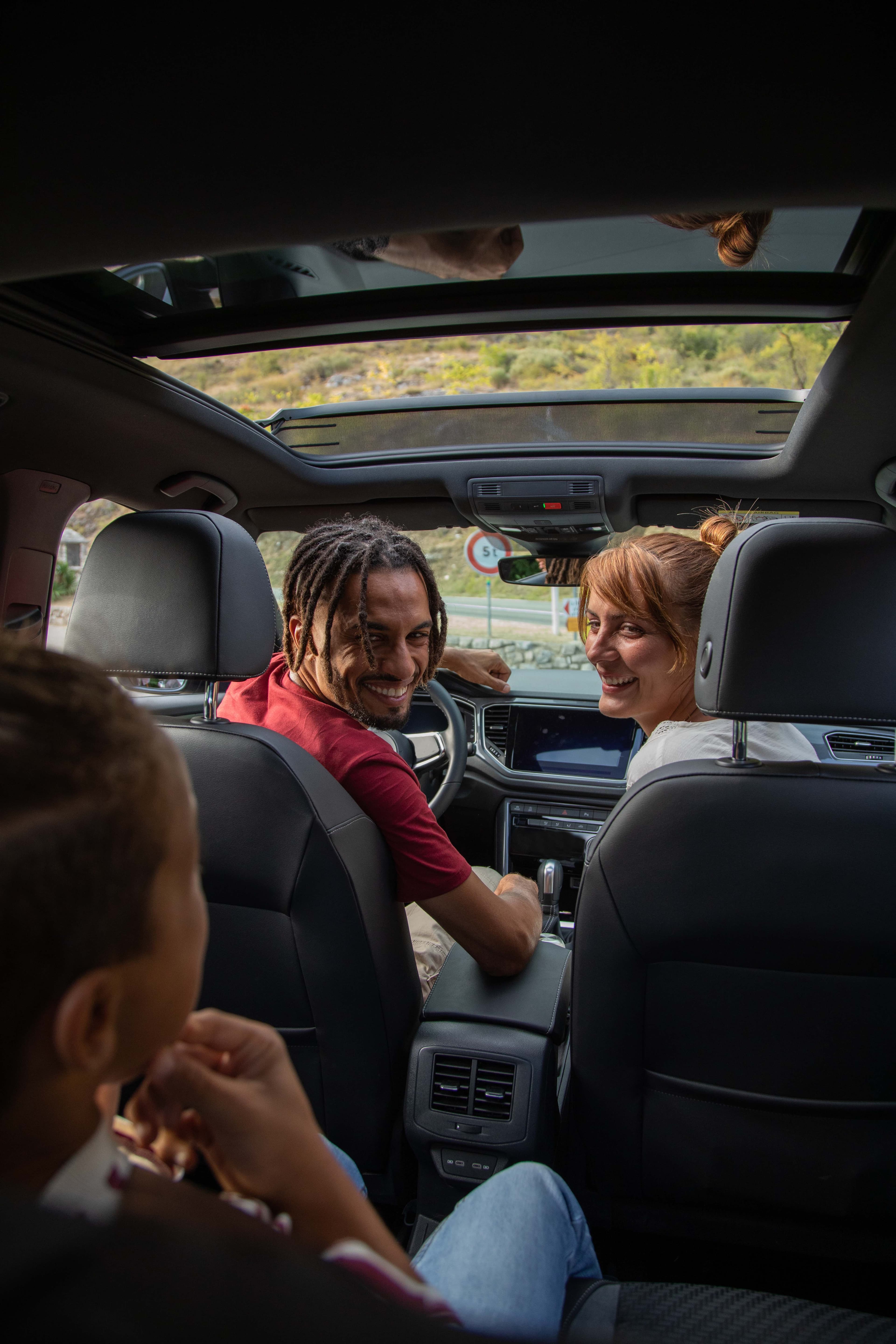 famille en voiture sourire