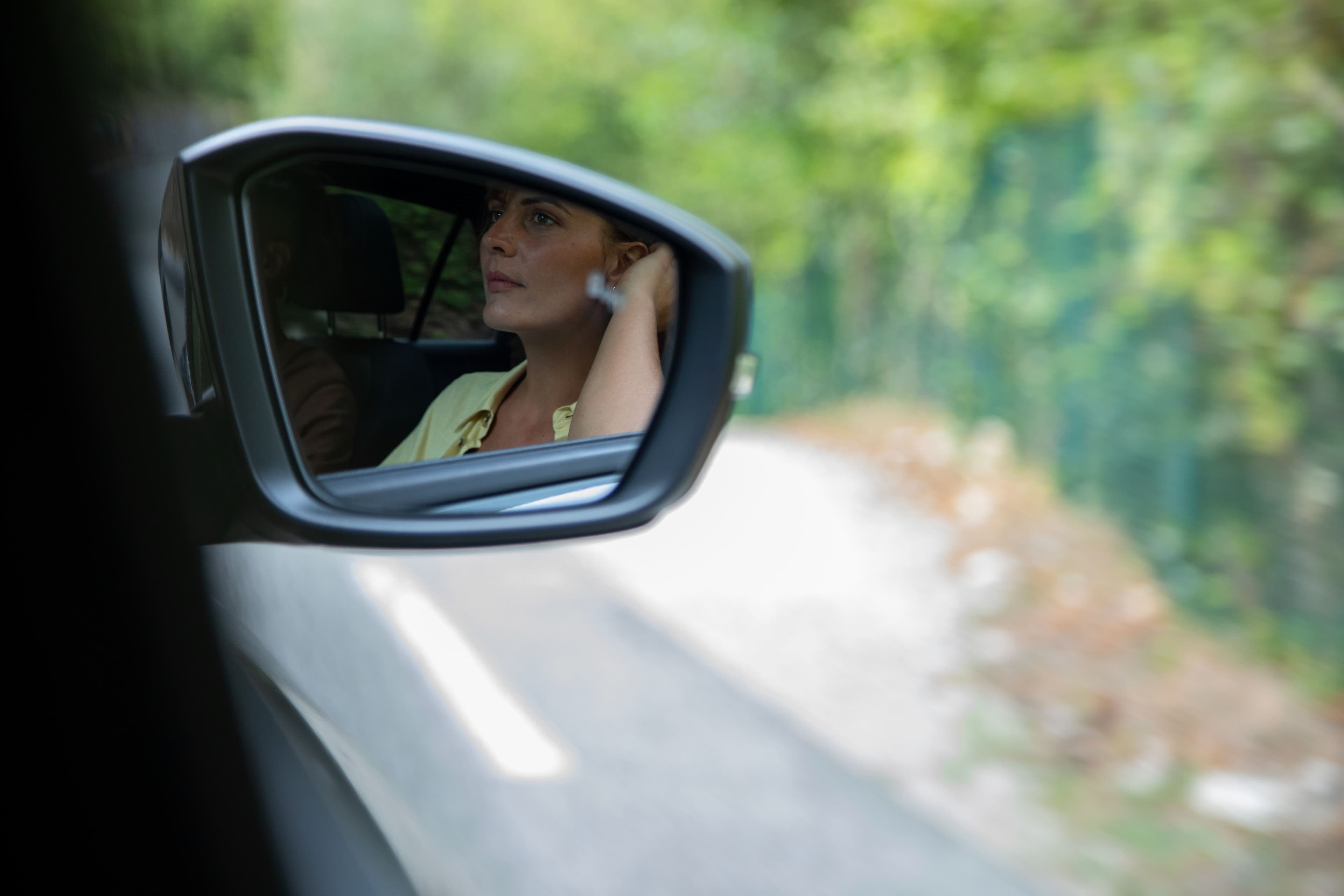 femme dans le rétroviseur