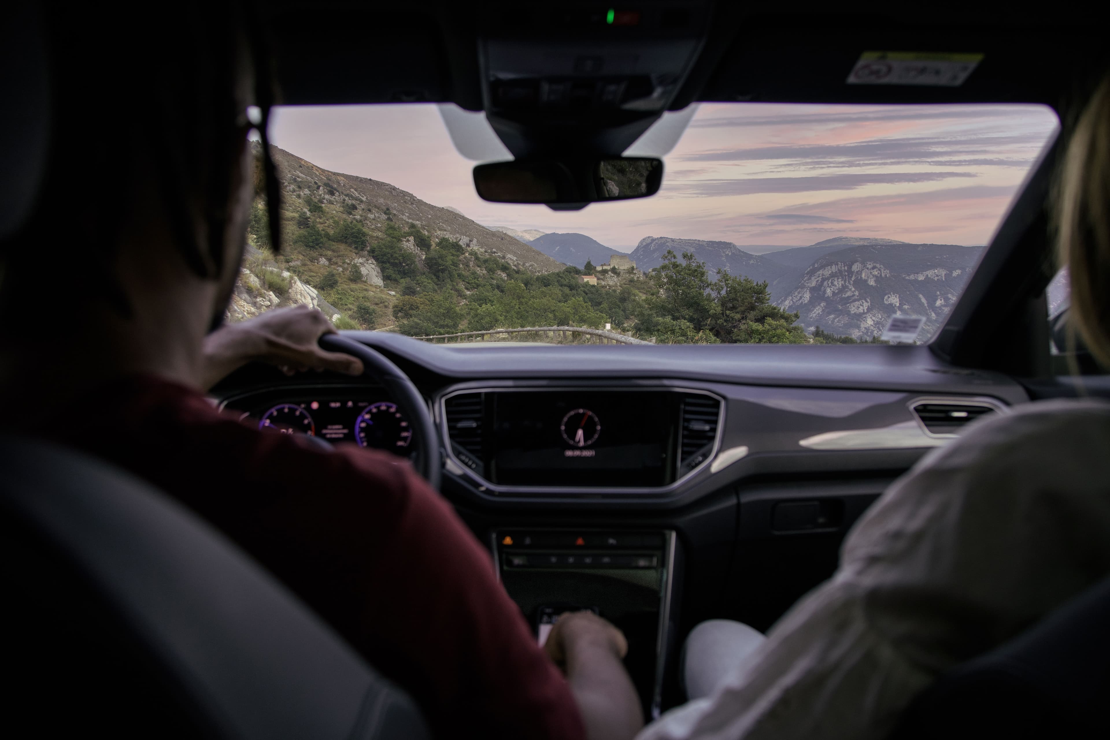 amoureux en voiture vue montagne