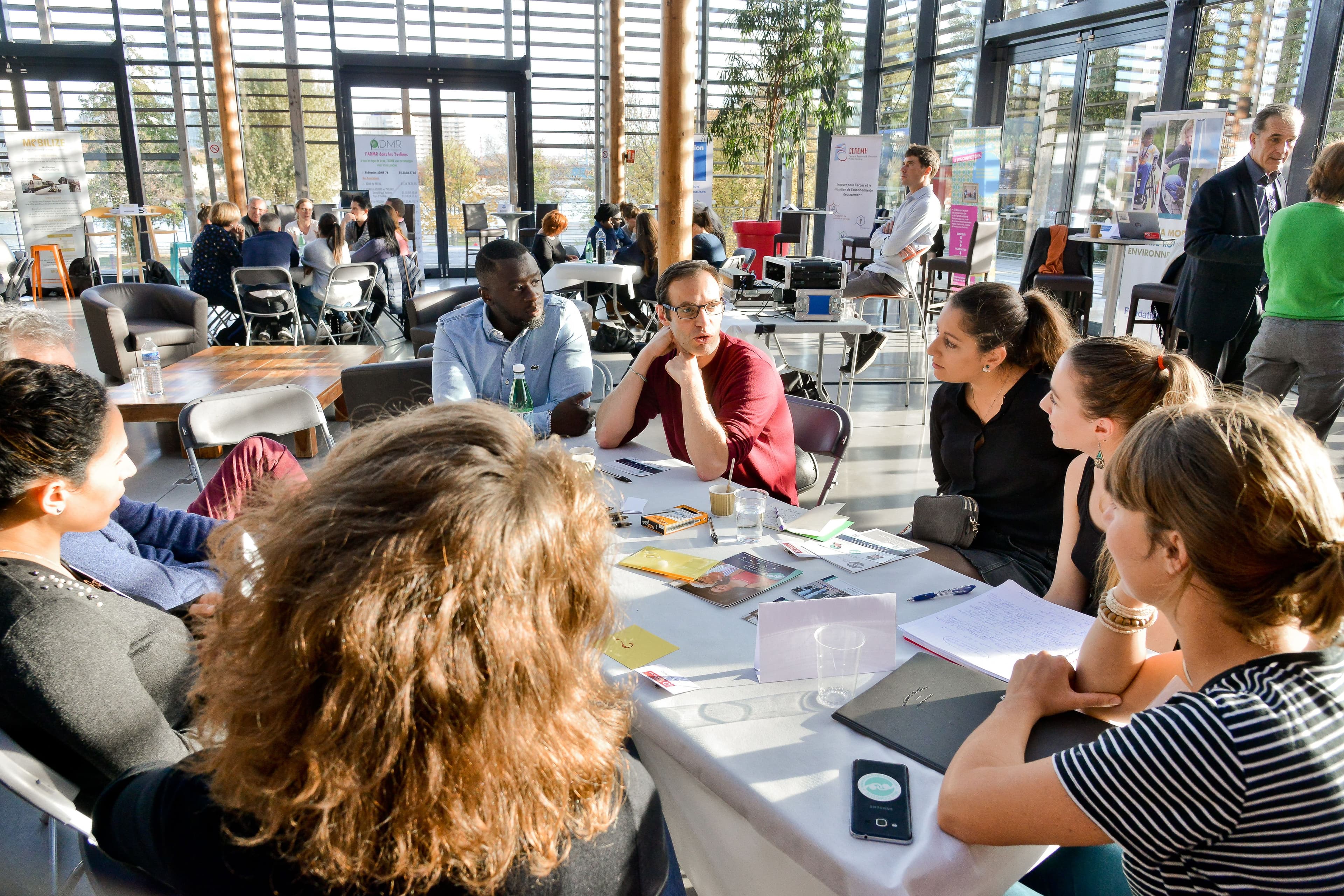 un groupe de personne parle autour d'une table lors d'un forum