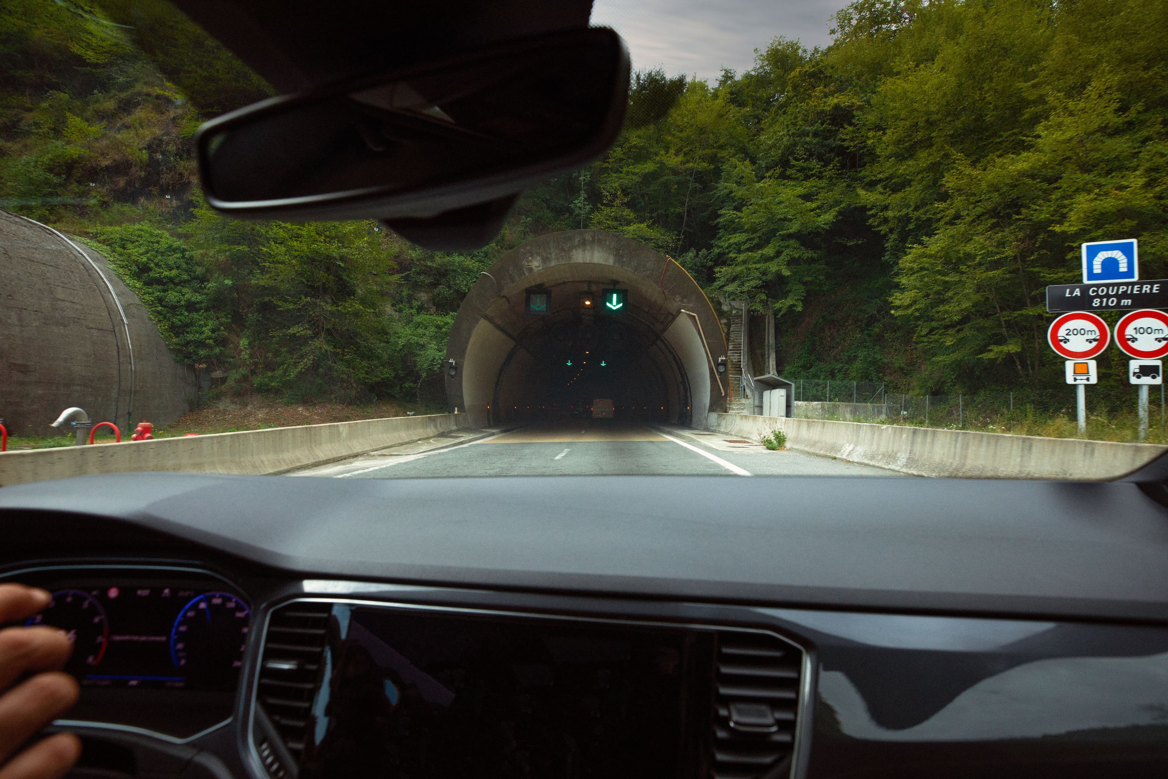 voiture qui entre dans un tunnel