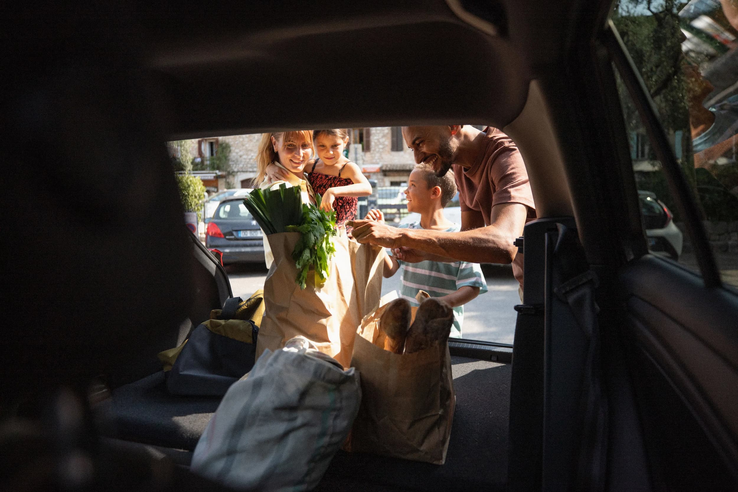 famille qui fait ses course en voiture