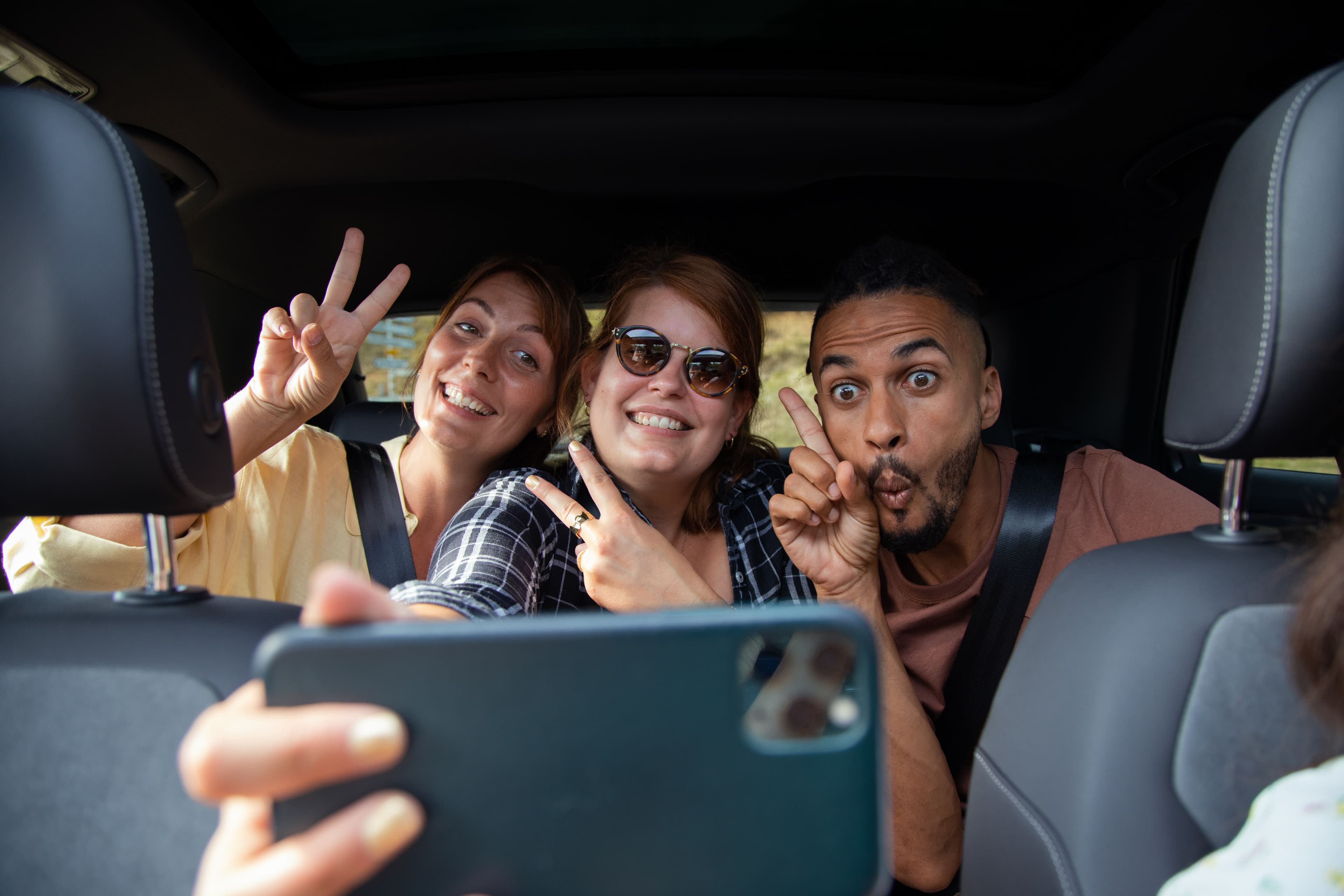 amis en voiture qui se prennent en selfie