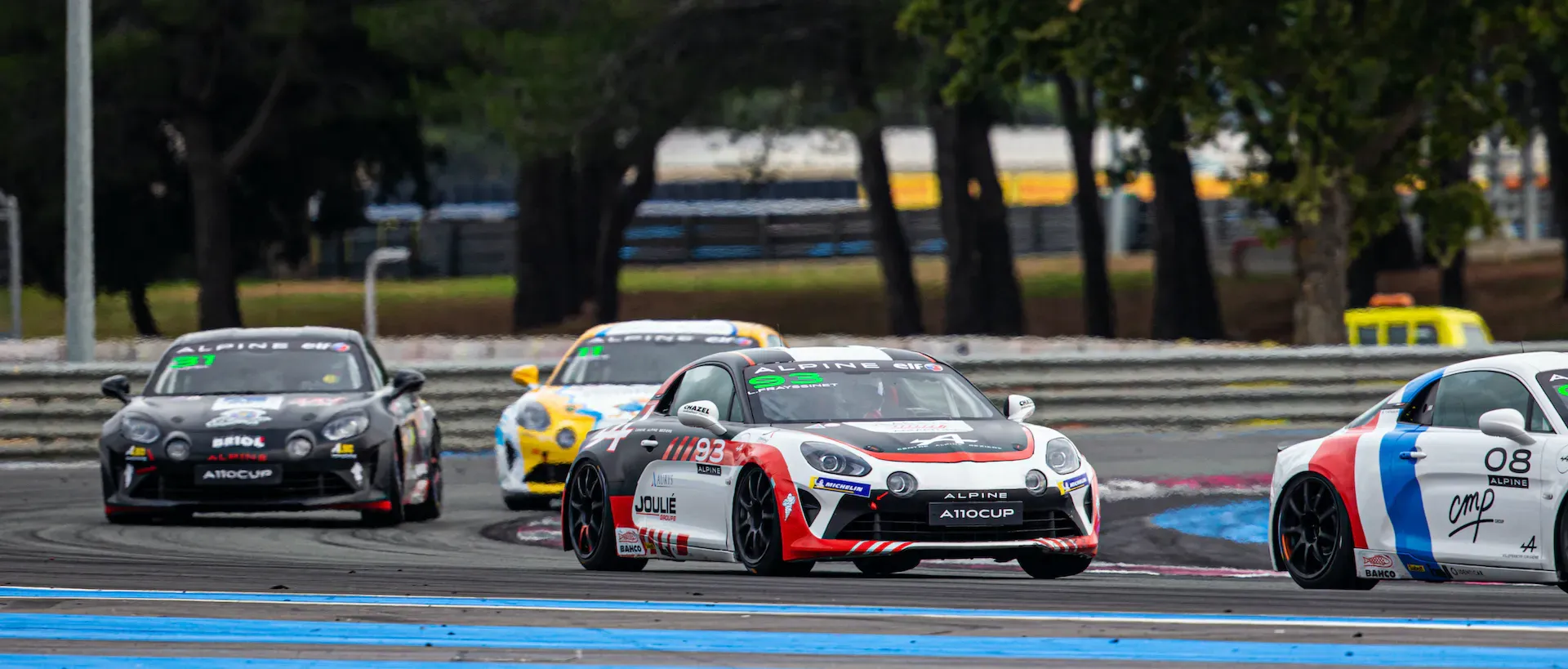 voitures de courses sur un circuit